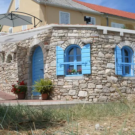 Angelina - Stone House Daire Kali
